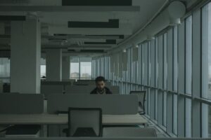 תכנון ועיצוב סביבת העבודה בעיר הבירה: המדריך השלם לבחירת ריהוט משרדי ופתרונות אחסון מתקדמים