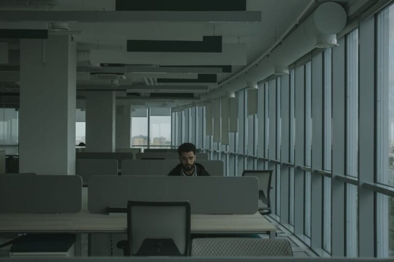 תכנון ועיצוב סביבת העבודה בעיר הבירה: המדריך השלם לבחירת ריהוט משרדי ופתרונות אחסון מתקדמים